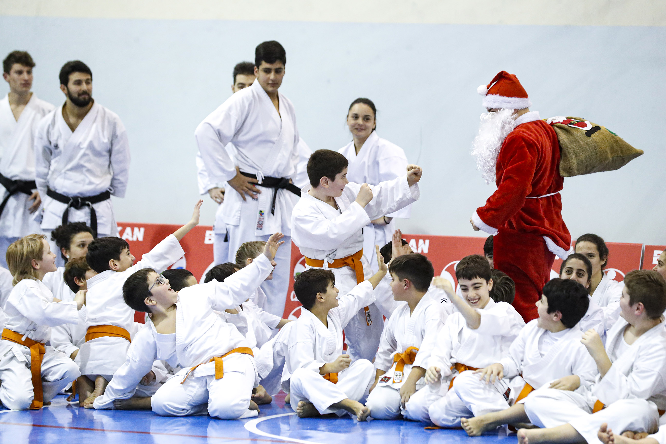 Babbo Natale Karate.Natale E Karate Spettacolo Budokan Per Oltre 500 Presenti Budokan San Mauro